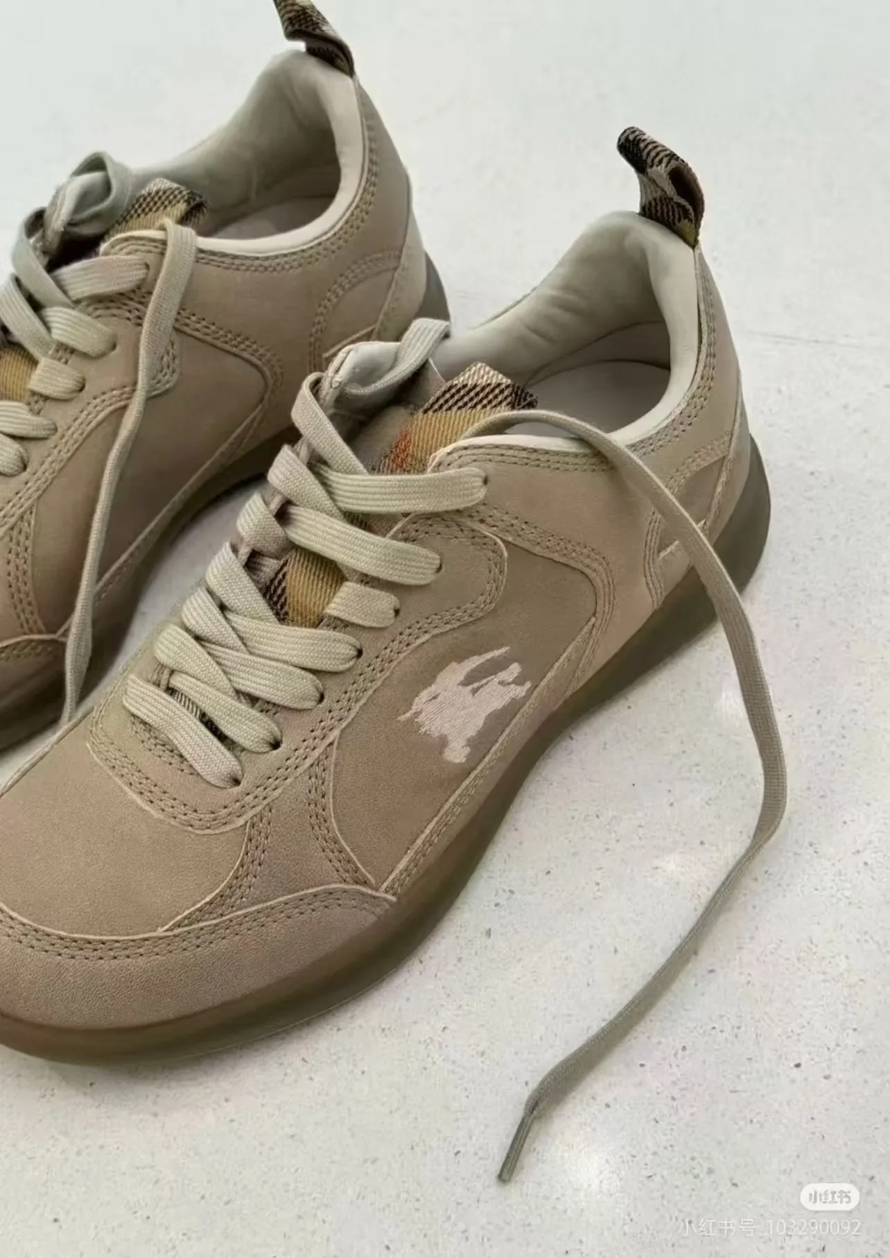 Men's men's shoes💰p420 "Burber＊" SU25 new MATRIX retro sneakers in calfskin. The main style of the summer fashion show is retro and casual, lightweight and comfortable. Burberry made its debut at the brand's 2025 summer fashion show. Made of refined Italian leather with tonal topstitching details, it's inspired by sporty design. Paired with lightweight soles and Burberry check sneakers, they are embellished with embroidery of the brand's Equestrian Knight logo (EKD). - Lace-up design - EKD embroidery on the side - EKD embroidery on the sole Size 38-44